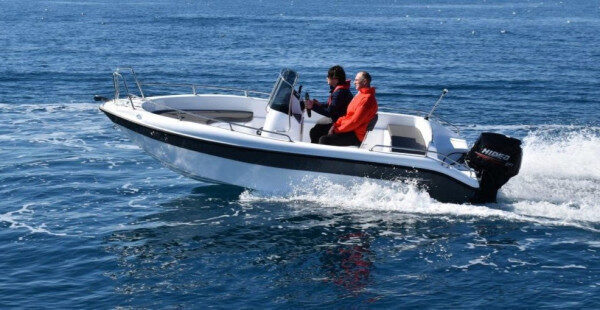 جولة إبحار ممتعة لمدة 8 ساعات على متن قارب بمحرك رائع في أغيوس بيلاجيا، اليونان