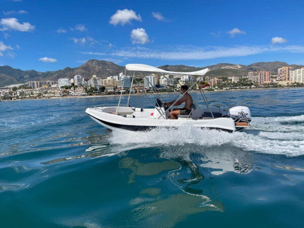 İspanya'nın Málaga şehrinde sportif bir motorlu tekneyle heyecan verici 1 saatlik yelken gezisi.
