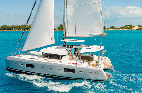 قارب كاتاماران بتصميم أنيق وعصري للإيجار في أثينا، اليونان
