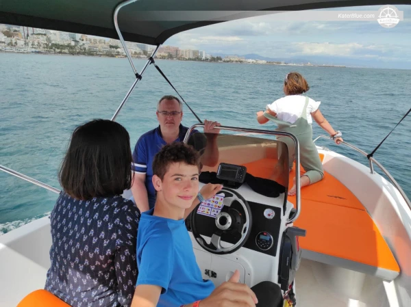 İspanya'nın Málaga şehrinde sportif bir motorlu tekneyle yapılan 4 saatlik keyifli bir yelken gezisi.