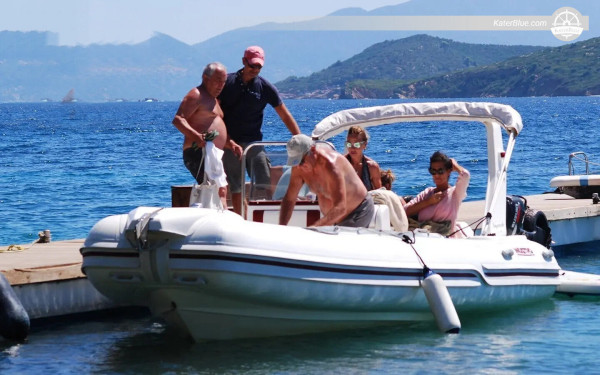 Udobni 6-metarski RIB dostupan je za iskustvo na Skiatosu u Grčkoj.