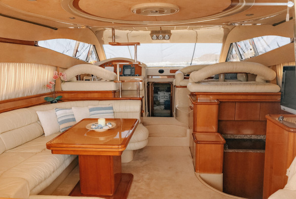 Halb- bis Ganztagestour in der Hochsaison: Was eine Flybridge-Motoryacht für Ihr Kreuzfahrterlebnis in Ornos, Griechenland, zu bieten hat
