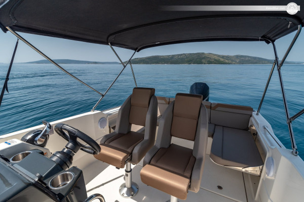 Neues, modernes und stilvolles RIB für Ihr Wasserabenteuer in Trogir, Kroatien