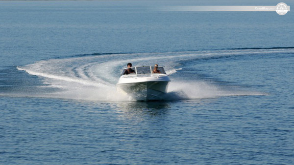 Alquile nuestra lancha motora y descubra las bellezas de la costa sureste de Rodas: aventura acuática en Rodas, Grecia.