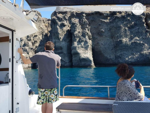 ギリシャ、ティラ島でモーターボートに乗ってカルデラの隠された宝物を発見するクルーズ体験
