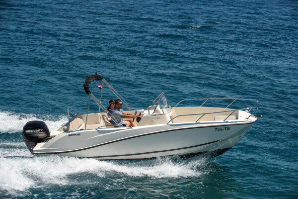 Hırvatistan'ın Trogir şehrinde modern, sportif ve şık tasarımlı bir RIB Quicksilver deneyimi.