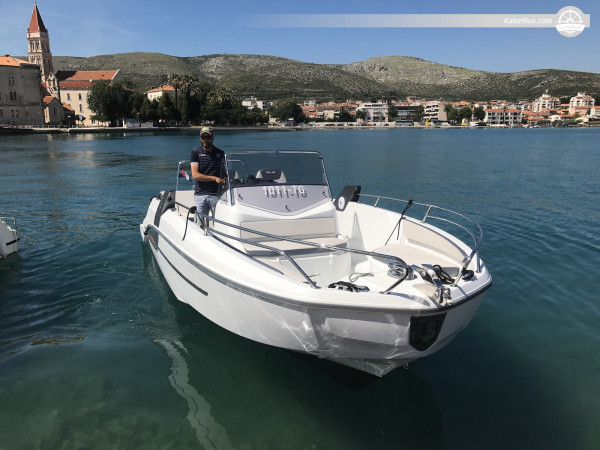Verbringen Sie den Tag auf See mit einer Motoryacht rund um Trogir, Kroatien