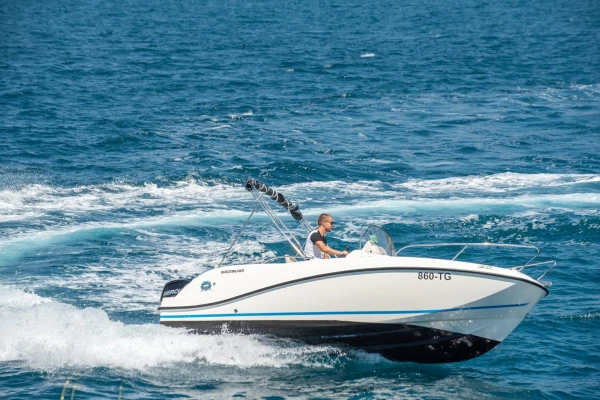 RIB Quicksilver 555 Active, Hırvatistan'ın Trogir şehrinde su maceraları için mükemmel.