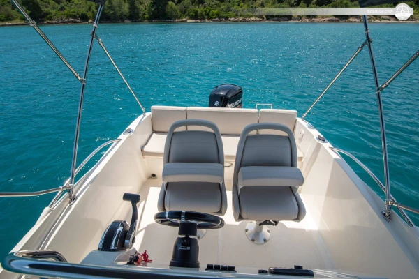 RIB Quicksilver 555 Active, Hırvatistan'ın Trogir şehrinde su maceraları için mükemmel.
