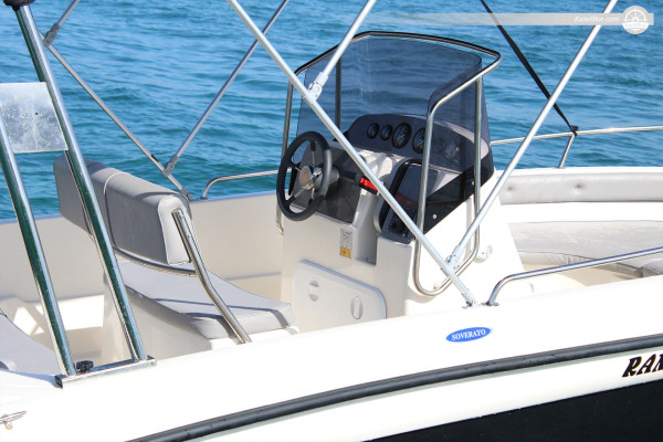 La nostra imbarcazione a motore più grande può ospitare fino a 7 persone per avventure acquatiche a Rodi, in Grecia.