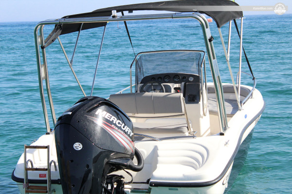 La nostra imbarcazione a motore più grande può ospitare fino a 7 persone per avventure acquatiche a Rodi, in Grecia.