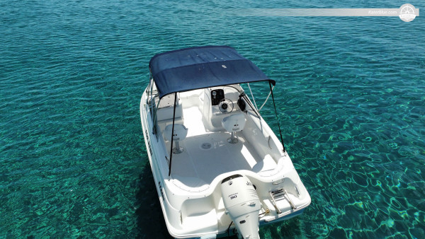 Alquile nuestra lancha motora y descubra las bellezas de la costa sureste de Rodas: aventura acuática en Rodas, Grecia.