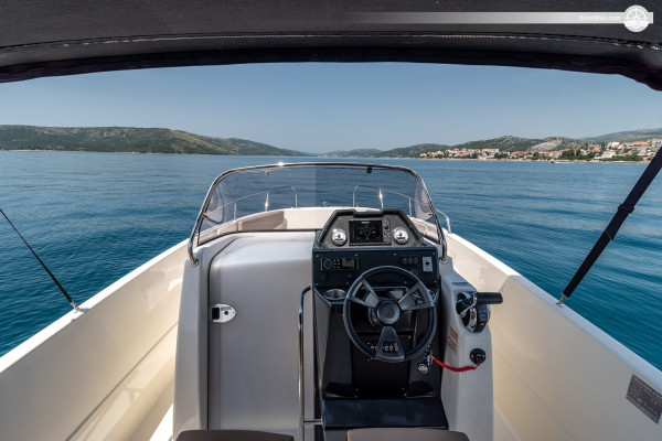Neues, modernes und stilvolles RIB für Ihr Wasserabenteuer in Trogir, Kroatien