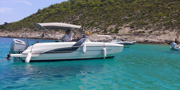 Verbringen Sie den Tag auf See mit einer Motoryacht rund um Trogir, Kroatien