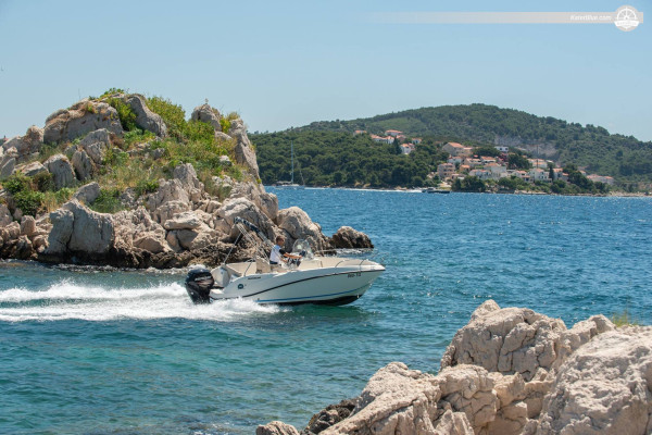 فرص لخوض مغامرة مائية مع قارب RIB Quicksilver 605 Active Open في تروغير، كرواتيا