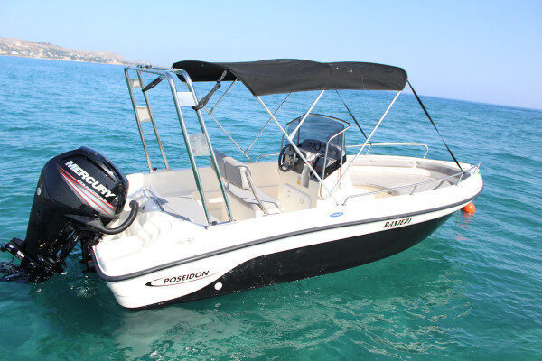 La nostra imbarcazione a motore più grande può ospitare fino a 7 persone per avventure acquatiche a Rodi, in Grecia.