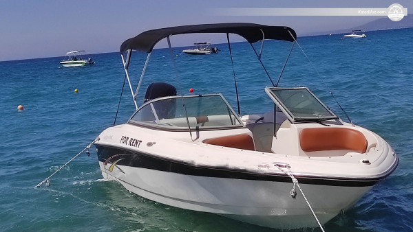Yunanistan'ın Rodos adasında su sporları maceralarınızda lüks ve konforlu bir motorlu tekne deneyimini birleştirin.