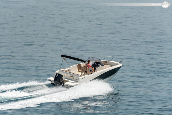Neues, modernes und stilvolles RIB für Ihr Wasserabenteuer in Trogir, Kroatien