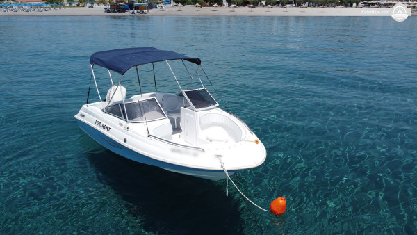 Alquile nuestra lancha motora y descubra las bellezas de la costa sureste de Rodas: aventura acuática en Rodas, Grecia.
