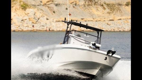 Low Season Water Adventure with Motorboat Beneteau in Alicante, Spain