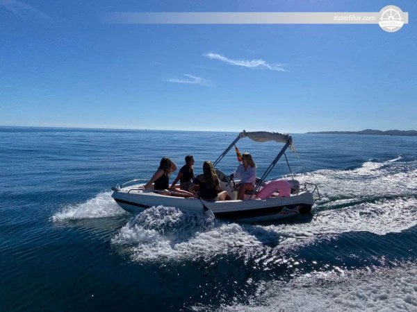İspanya'nın Málaga şehrinde muhteşem bir motorlu tekneyle harika 4 saatlik yelken gezisi.