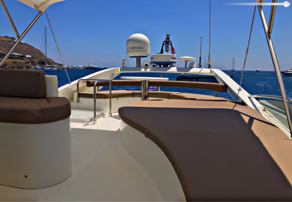 Halb- bis Ganztagestour in der Hochsaison: Was eine Flybridge-Motoryacht für Ihr Kreuzfahrterlebnis in Ornos, Griechenland, zu bieten hat