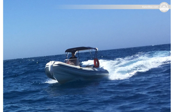 A Spacious and Comfortable Speedboat for Cruising Experience in Vlichada, Greece