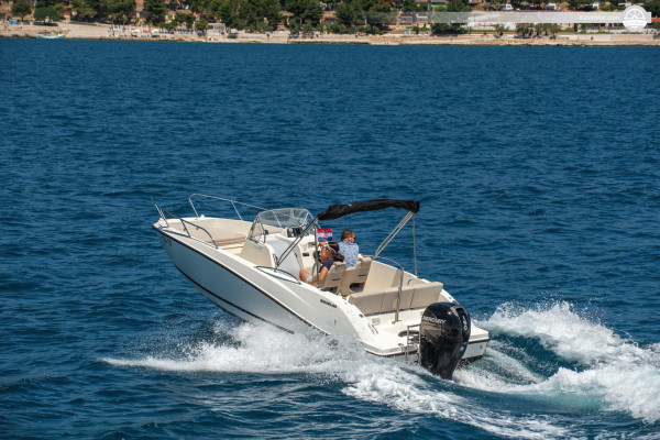 Hırvatistan'ın Trogir şehrinde modern, sportif ve şık tasarımlı bir RIB Quicksilver deneyimi.