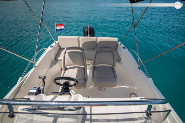 فرص لخوض مغامرة مائية مع قارب RIB Quicksilver 605 Active Open في تروغير، كرواتيا