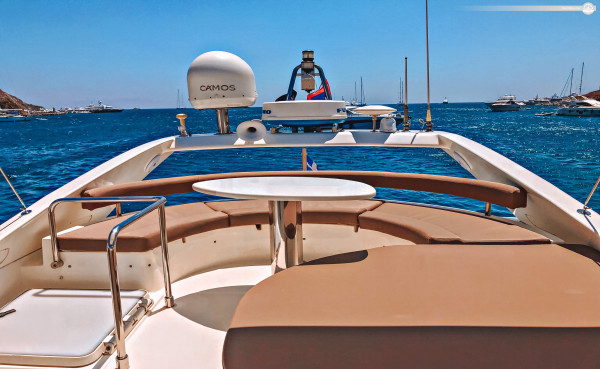 Halb- bis Ganztagestour in der Hochsaison: Was eine Flybridge-Motoryacht für Ihr Kreuzfahrterlebnis in Ornos, Griechenland, zu bieten hat