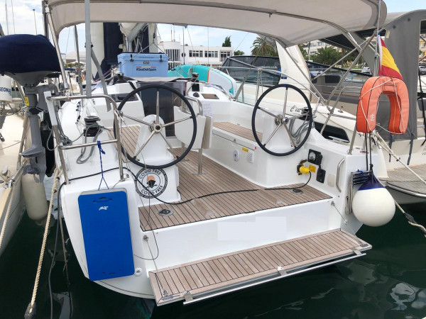 Temporada alta con un velero de prestaciones inmejorables para una experiencia de crucero en Valencia, España