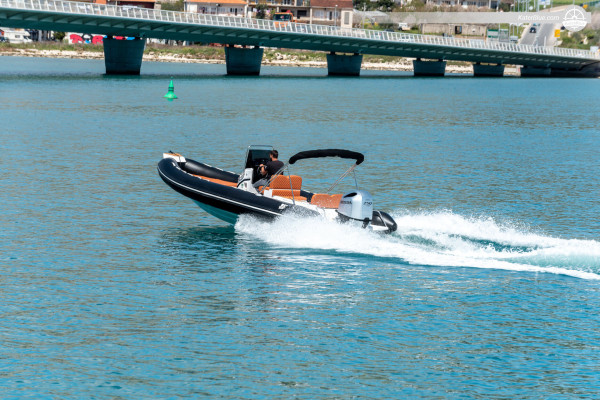 Ein perfektes RIB-Boot für Wasserabenteuer mit der Familie in Trogir, Kroatien