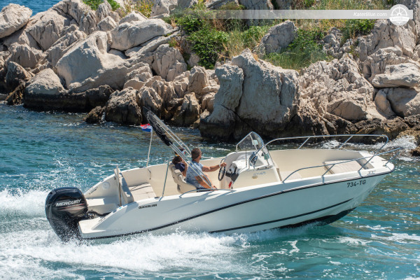 Hırvatistan'ın Trogir şehrinde modern, sportif ve şık tasarımlı bir RIB Quicksilver deneyimi.