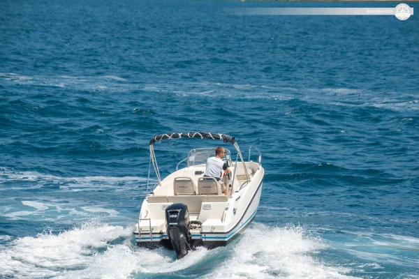 RIB Quicksilver 555 Active, Hırvatistan'ın Trogir şehrinde su maceraları için mükemmel.