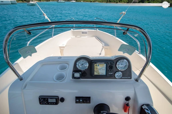 RIB Quicksilver 555 Active, Hırvatistan'ın Trogir şehrinde su maceraları için mükemmel.