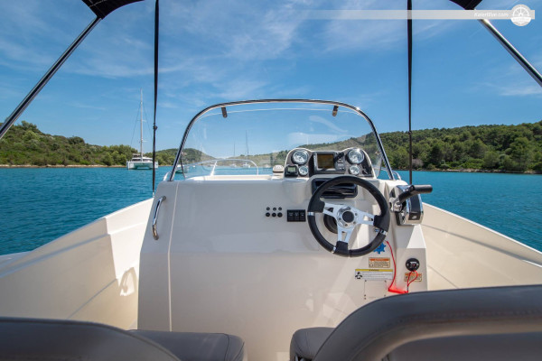 فرص لخوض مغامرة مائية مع قارب RIB Quicksilver 605 Active Open في تروغير، كرواتيا