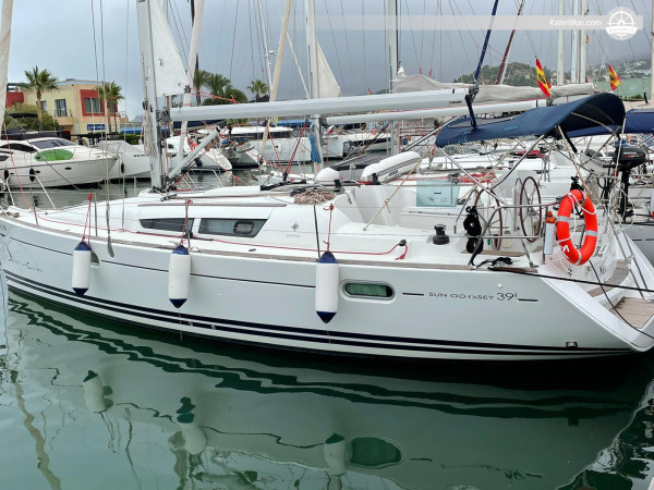 Pase un día inolvidable en temporada media con un velero para una experiencia de crucero en Valencia, España