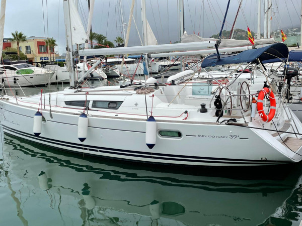 Pase un día inolvidable en temporada media con un velero para una experiencia de crucero en Valencia, España