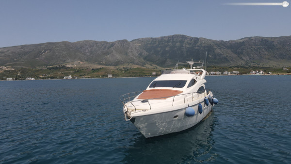 Arnavutluk'un Tiran şehrinde şık ve konforlu bir motor yat ile keyifli bir seyir deneyimi yaşayın.