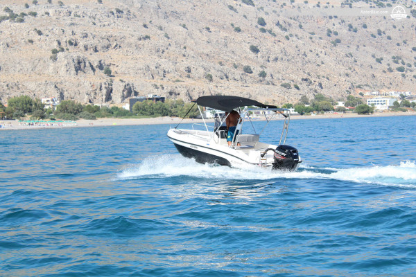 La nostra imbarcazione a motore più grande può ospitare fino a 7 persone per avventure acquatiche a Rodi, in Grecia.