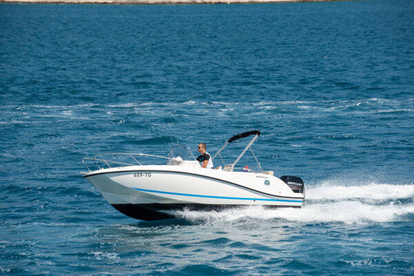 فرص لخوض مغامرة مائية مع قارب RIB Quicksilver 605 Active Open في تروغير، كرواتيا