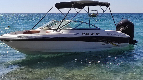 Yunanistan'ın Rodos adasında su sporları maceralarınızda lüks ve konforlu bir motorlu tekne deneyimini birleştirin.