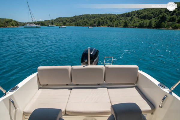 Hırvatistan'ın Trogir şehrinde modern, sportif ve şık tasarımlı bir RIB Quicksilver deneyimi.
