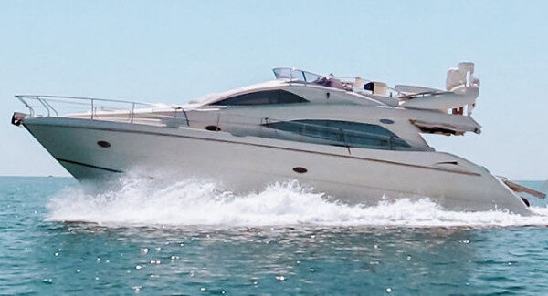 Halb- bis Ganztagestour in der Hochsaison: Was eine Flybridge-Motoryacht für Ihr Kreuzfahrterlebnis in Ornos, Griechenland, zu bieten hat