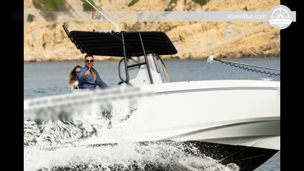 Low Season Water Adventure with Motorboat Beneteau in Alicante, Spain