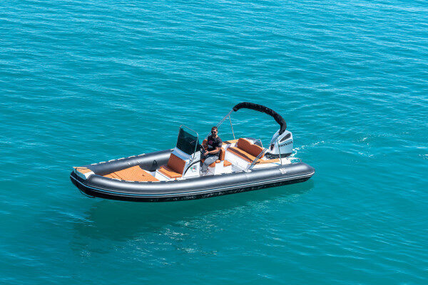 Ein perfektes RIB-Boot für Wasserabenteuer mit der Familie in Trogir, Kroatien