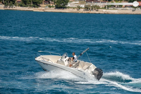 RIB Quicksilver 555 Active, Hırvatistan'ın Trogir şehrinde su maceraları için mükemmel.