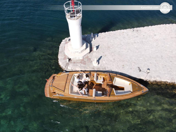 Karadağ'ın güneyindeki Tivat'ta motorlu tekneyle su maceraları eşliğinde harika bir tatil geçirin.