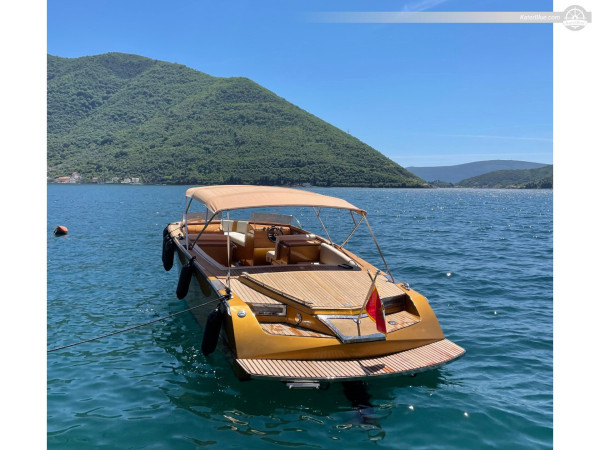 Karadağ'ın güneyindeki Tivat'ta motorlu tekneyle su maceraları eşliğinde harika bir tatil geçirin.