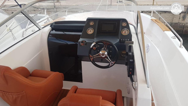 Hırvatistan'ın İstria bölgesindeki Krk'ta Su Maceraları için Modern Tarzda Bir Motorlu Tekne